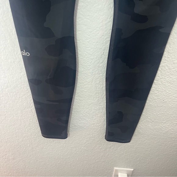 Alo Yoga Camo Highwaist Legging Women’s Small - Picture 10 of 12